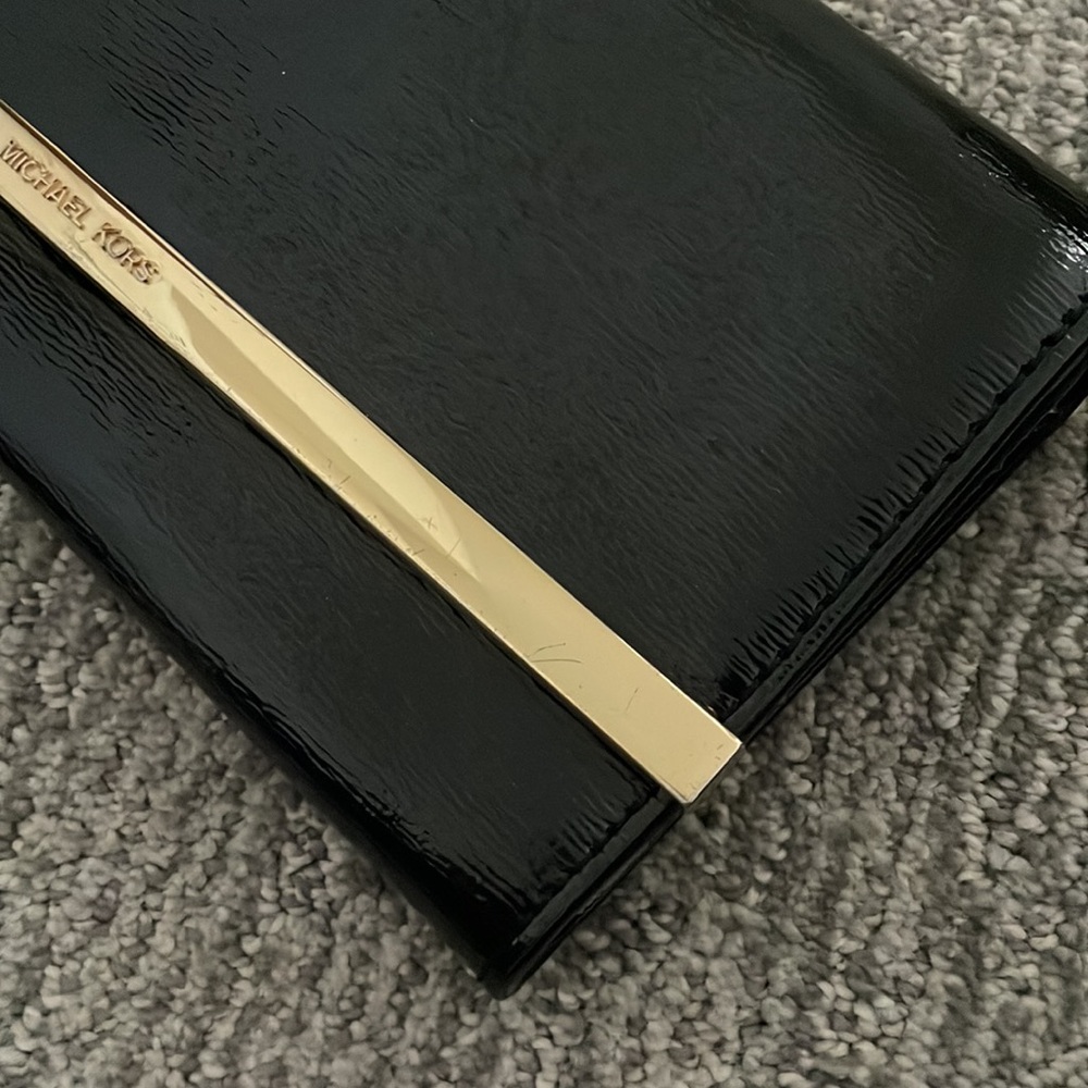 Michael Kors Shiny Black clutch with removable strap - Picture 4 of 9